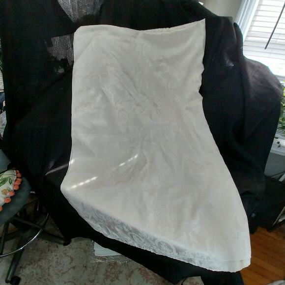 VINTAGE REGAL ARTISTRY DAMASK CREAM FULL SIZED TABLECLOTH, SATINY & DELICIOUS! - Picture 8 of 11
